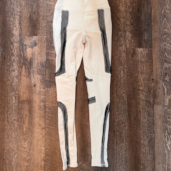 ALO yoga Electric Leggings in bone - Picture 3 of 6